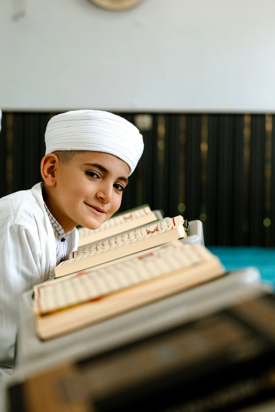 Ilustrasi anak membawa buku, bukan siswa Al-Falah